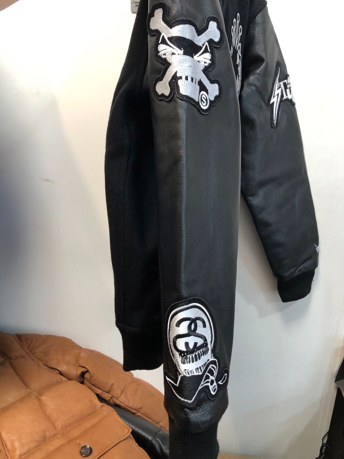 https://assets.mercari-shops-static.com/-/large/plain/2JXr48DZxGsvcedZ4Zg9cQ.jpg@jpg