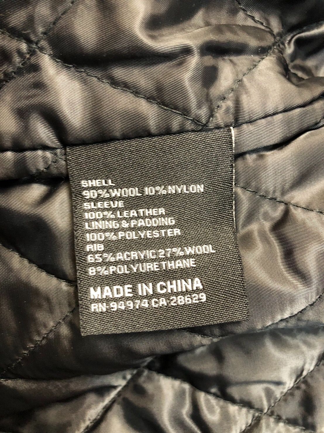 https://assets.mercari-shops-static.com/-/large/plain/2JXr48FyZYv89oxVDCSKaa.jpg@jpg