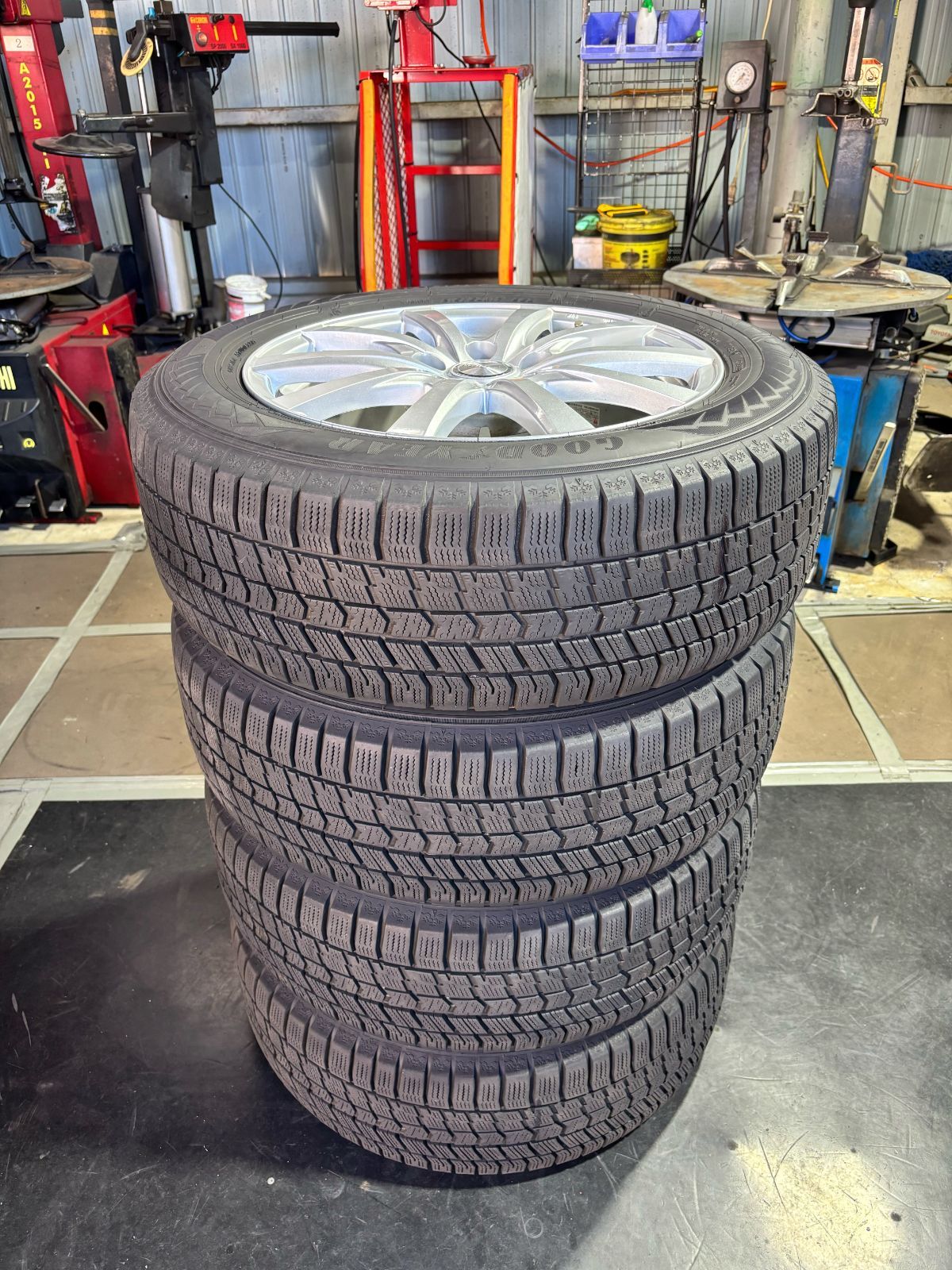 大特価】215/60R17 スタッドレス グッドイヤー アイスナビ8 C-HR外し