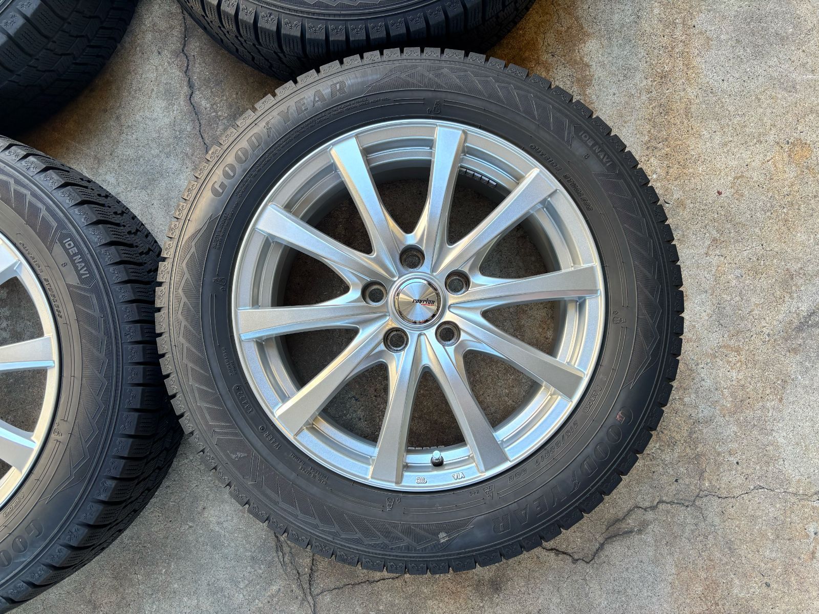 【未使用品】愛知2024年製　215 60 R16 グッドイヤー　スタッドレス 大特価】215/60R17 スタッドレス グッドイヤー アイスナビ8 C-HR外し