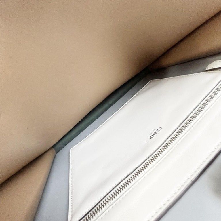 FENDI フェンディ ハンドバッグ ピーカブーアイシーユーミディアム