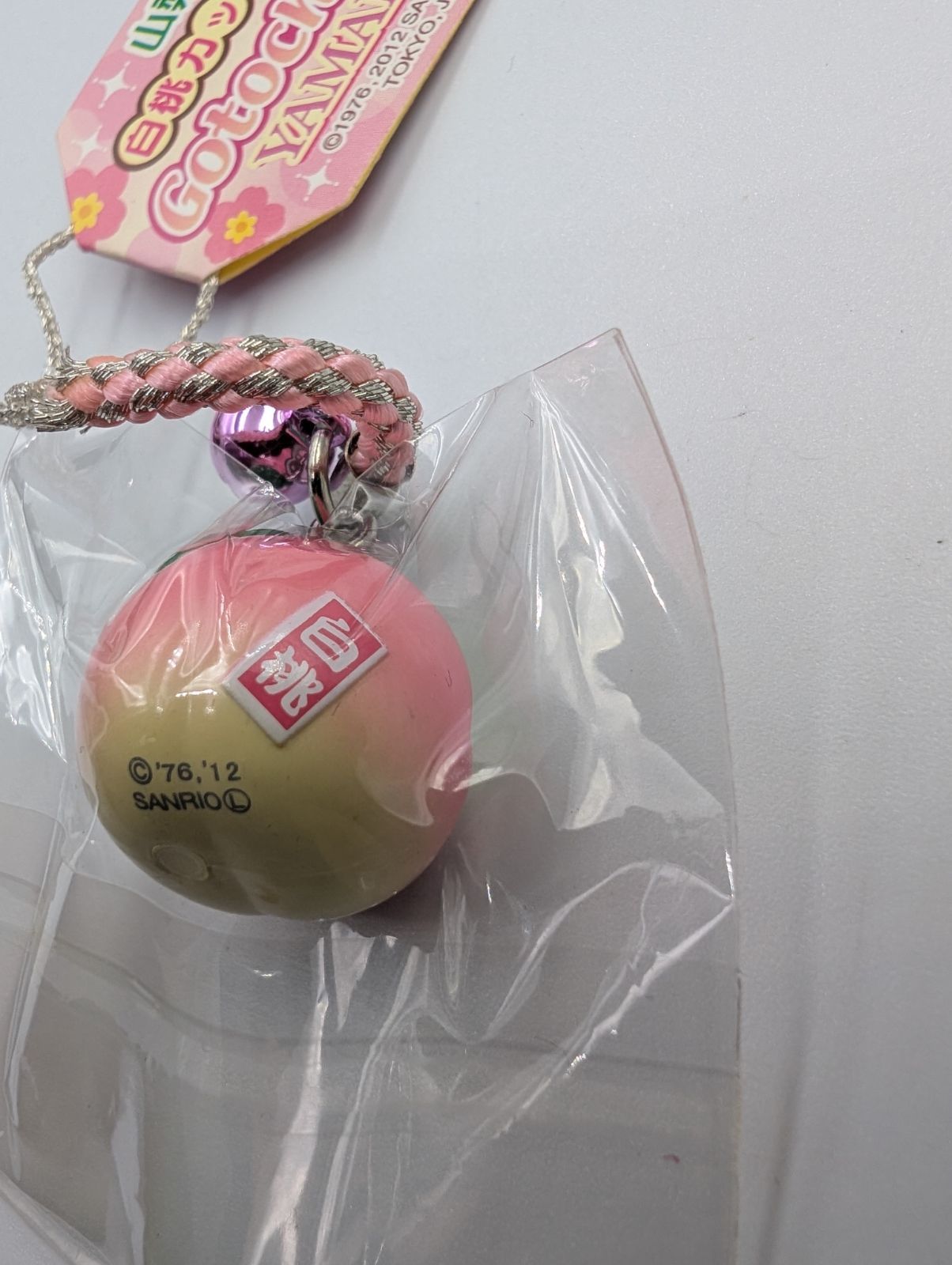 希少激レア 新品 ご当地 ハローキティ 山梨限定白桃カットバージョン ストラップ 激レア/未開封】山梨限定 ご当地キティ 根付け ストラップ 白桃カット