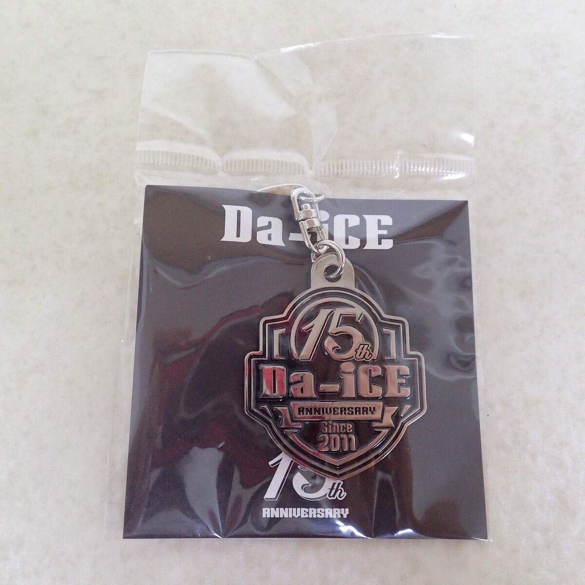Da-iCE 15th Ｔシャツ ピンバッジ キーホルダー ステッカー 未開封 Da-iCE キーホルダー/ピンバッジ 15th ANNIVERSARY【PP - メルカリ
