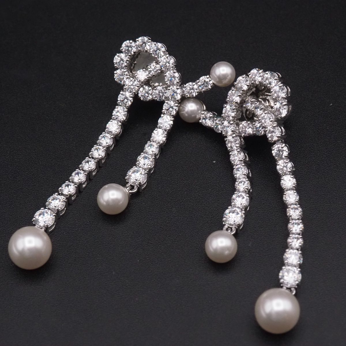H475 スワロフスキー SWAROVSKI Matrix マトリックス クリスタル ピアス フェイクパール スイング デザイン シルバーカラー 25,980円