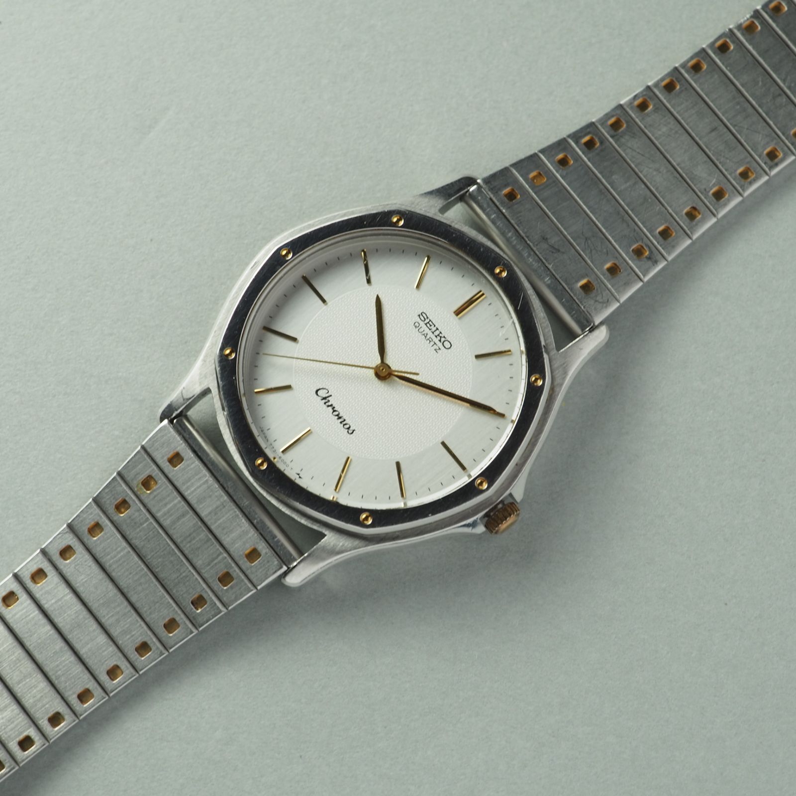 SEIKO セイコー CHRONOS クロノス 7731-6000 ヴィンテージ 腕時計 シルバー文字盤 クォーツ シルバーベゼル ビスベゼル ゴールド装飾 コンビカラー ステンレスブレスレット ラグジュアリー レトロモダン ドレスウォッチ メンズ