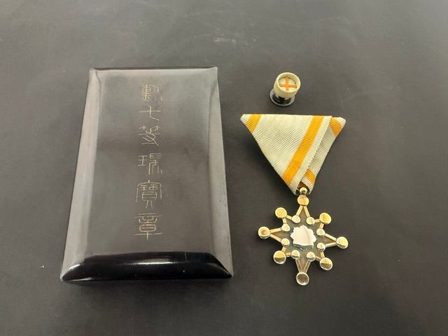 S496 勲七等瑞宝章 勲章 箱付き - メルカリ