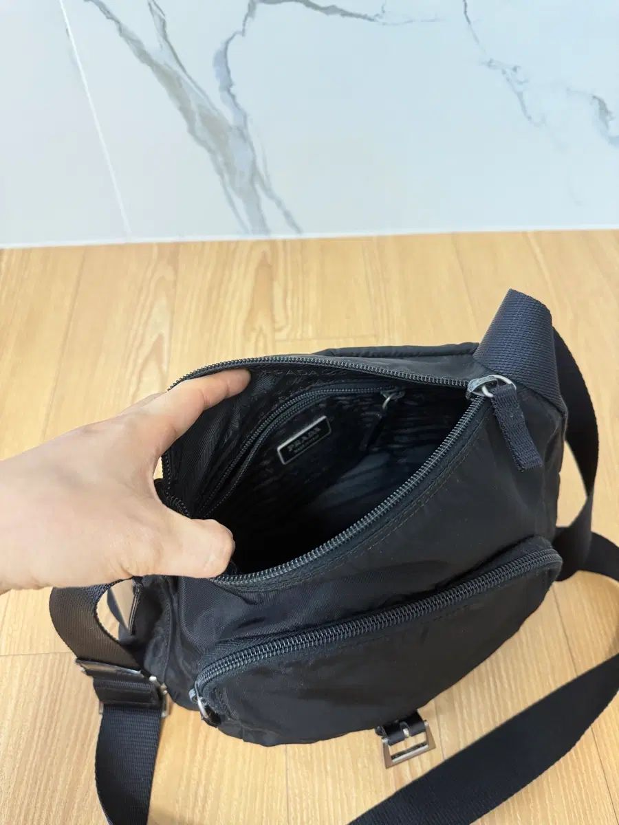 PRADA プラダ ポコノ ナイロン メッセンジャーバッグ ブラック 주우재