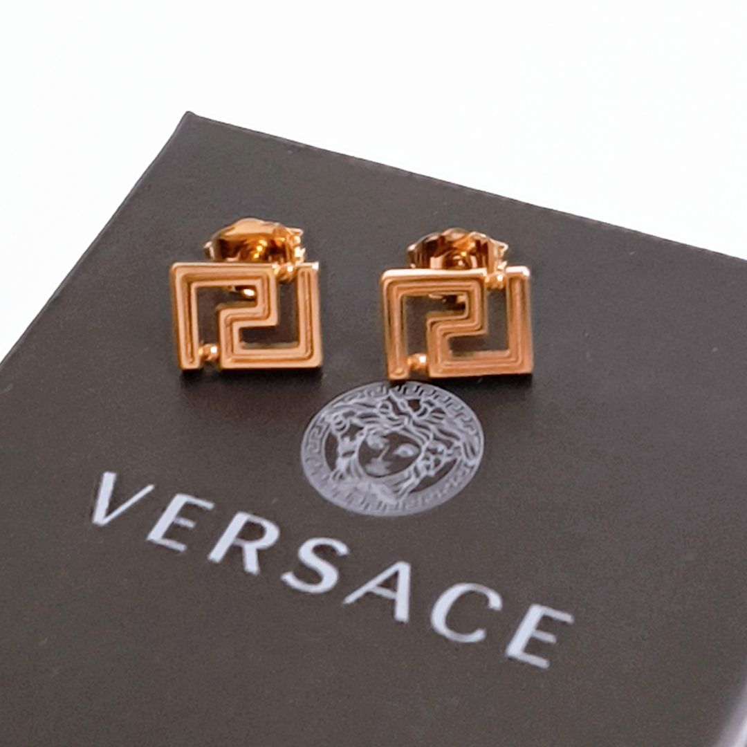【新品未使用・北米輸入品】VERSACE スタッド グレカ ピアス ヴェルサーチェ ユニセックス（メンズ・レディース） ゴールドカラー 28,999円