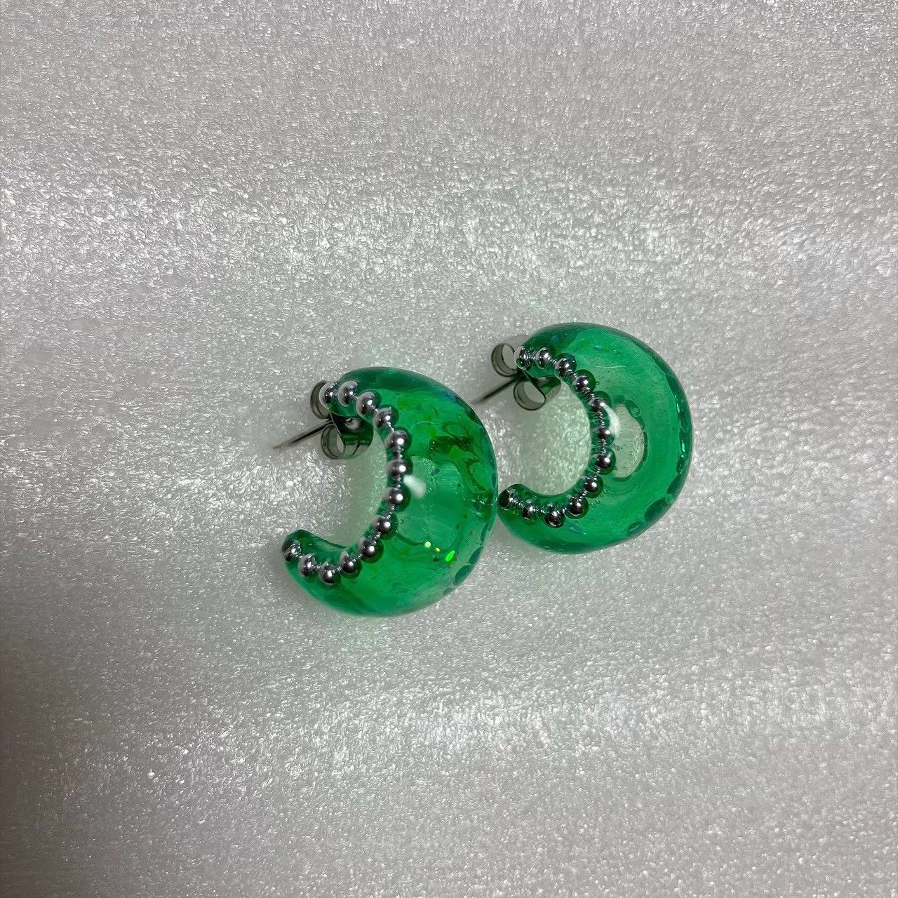 💚グリーンレジンピアス 半円フープ シルバーカラー ハンドメイド