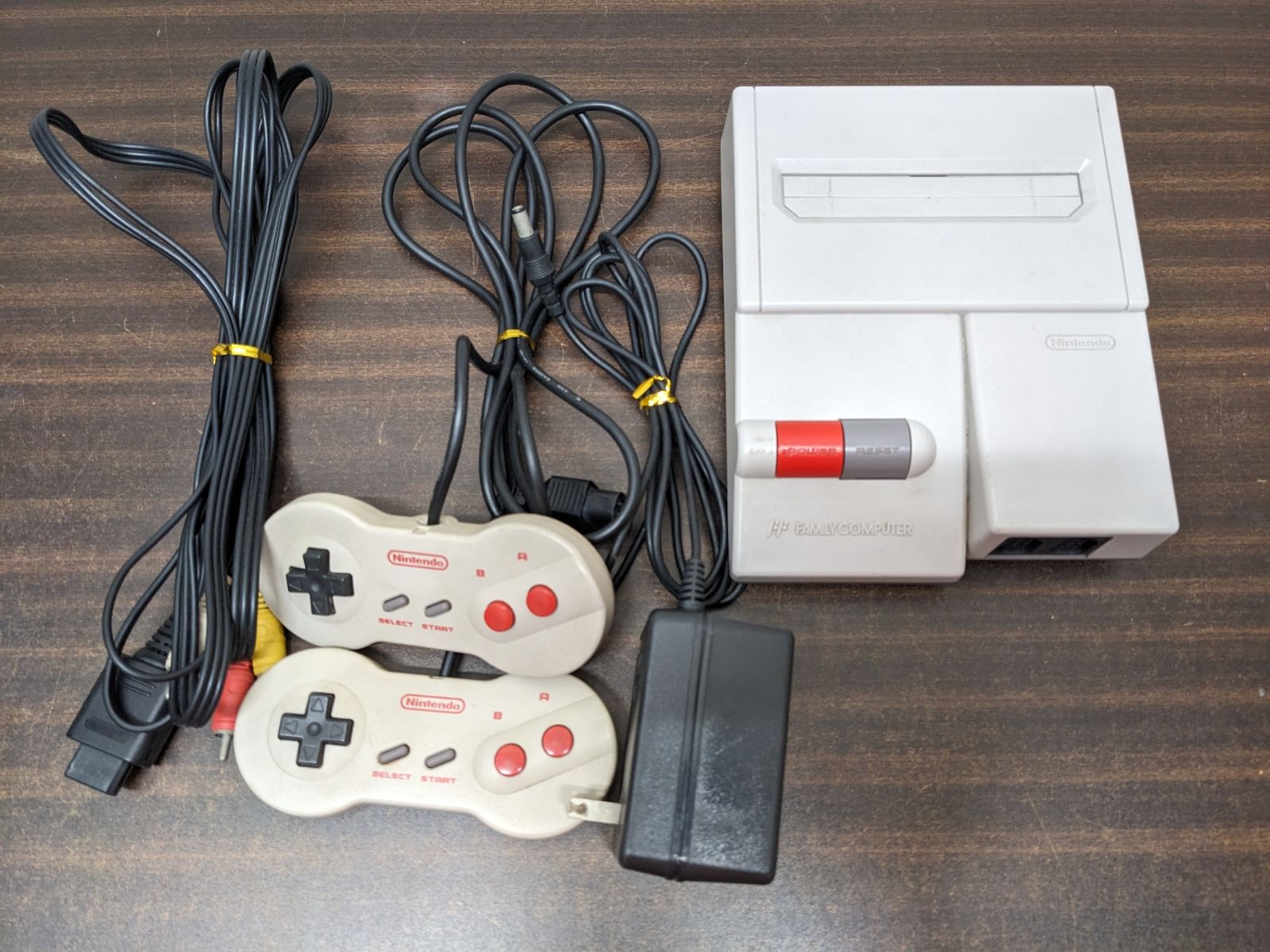 動作確認済 ◎ ニューファミコン 本体 コントローラー付き - メルカリ