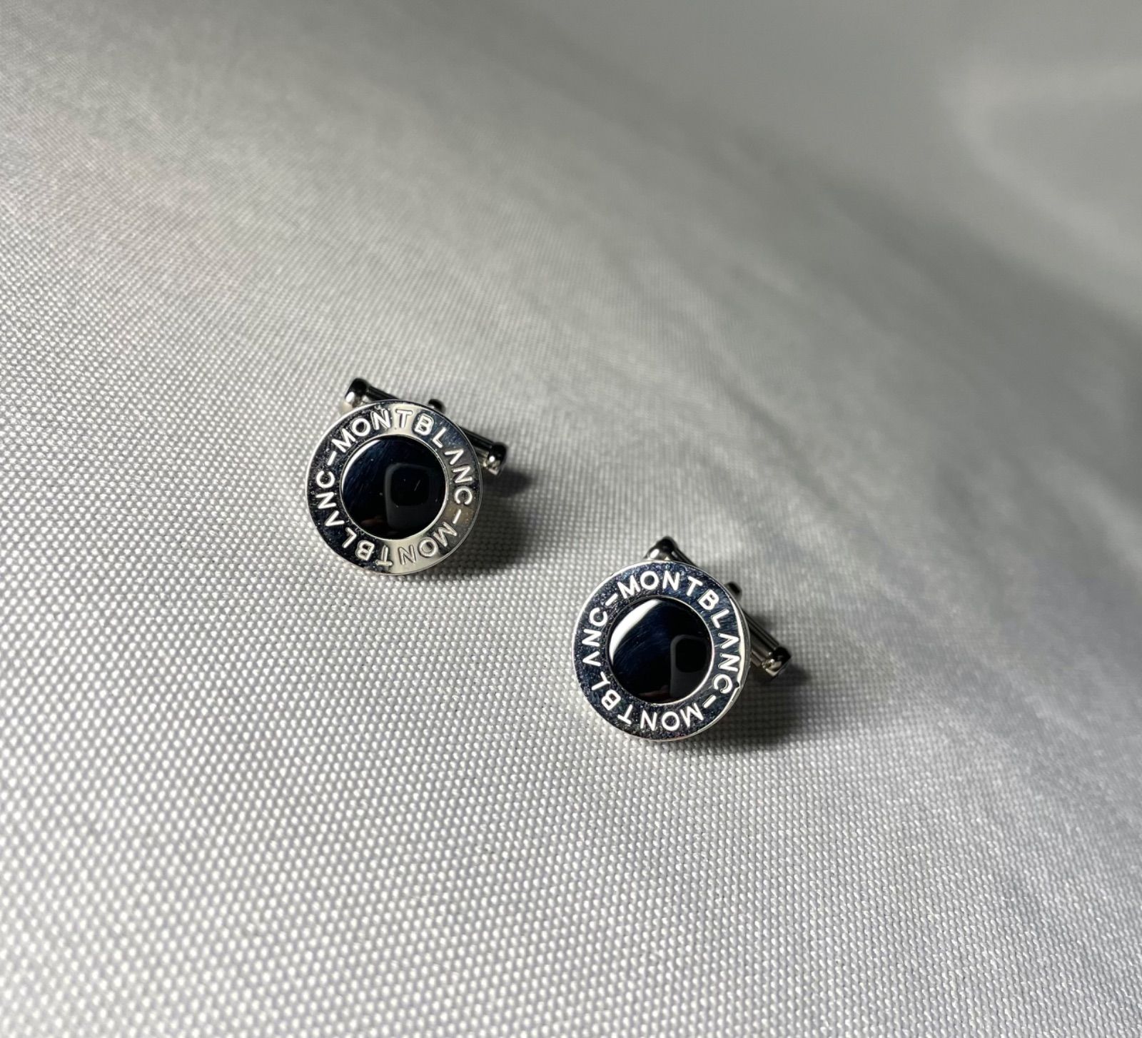 さにブラウン　MONT BLANC カフスボタン カフリンクス メンズ 美品 希少 MONTBLANC モンブラン ブランドロゴ文字＆ブラックオニキス