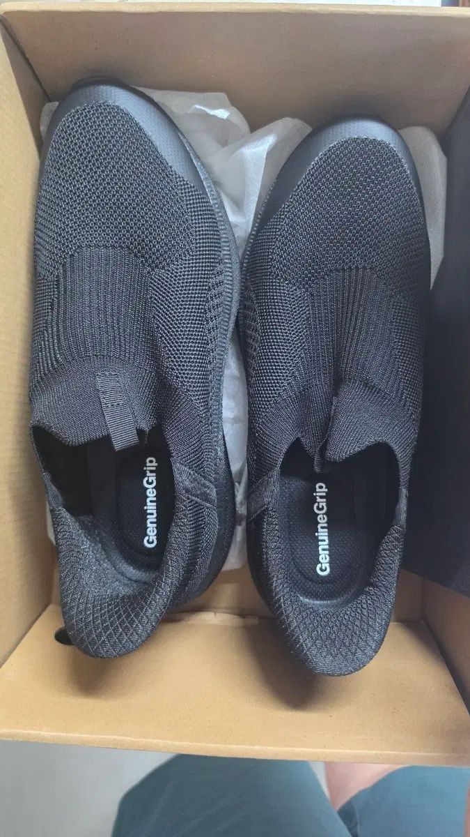 ジェニュイングリップ スニーカー 出品