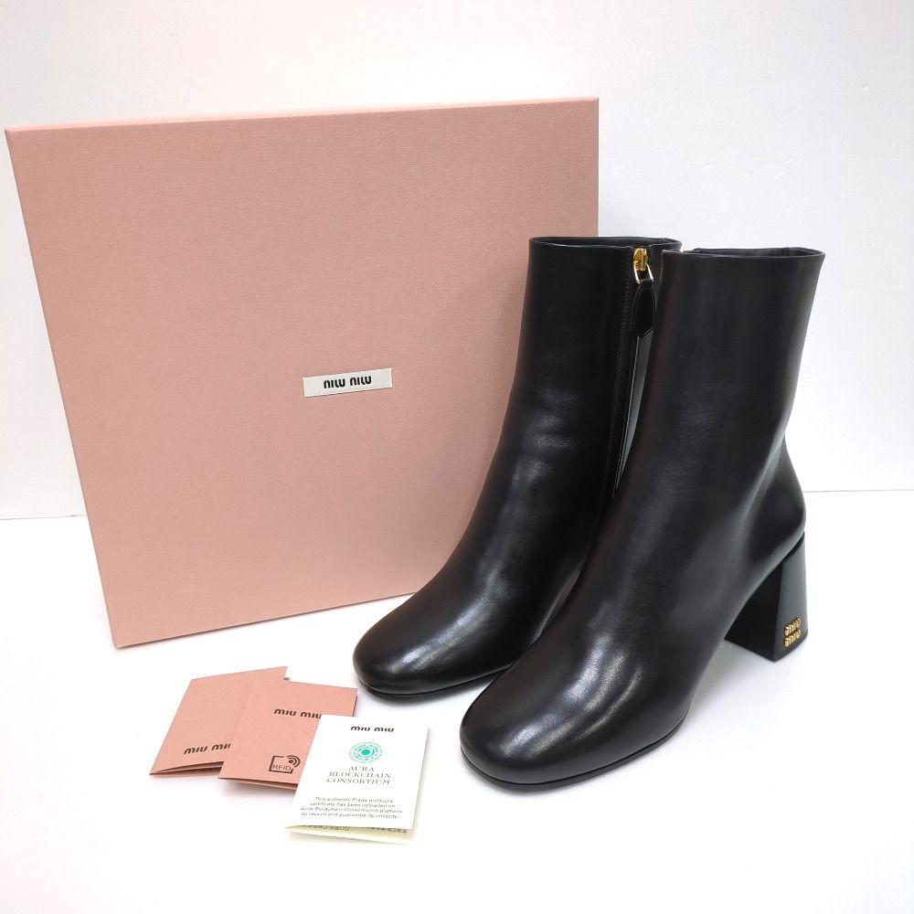 Dz8159413 ミュウミュウ miumiu レザー ショートブーツ アンクルブーツ ヒール ロゴ ブラック サイズ:37 1/2(約24-24.5cm) 箱付 中古美品 88,000円