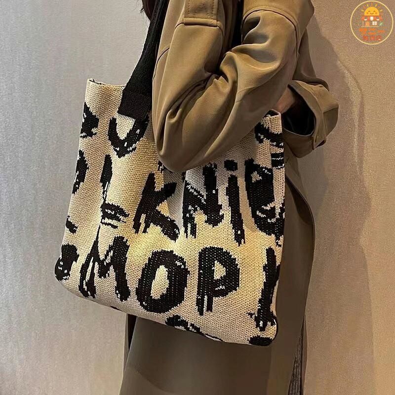 https://assets.mercari-shops-static.com/-/large/plain/2JXybr7QNeytox4a7YhTaT.jpg@jpg