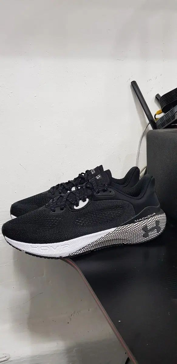 UNDER ARMOUR ホバー マキナ 黒白 スニーカー (280) 6,868円