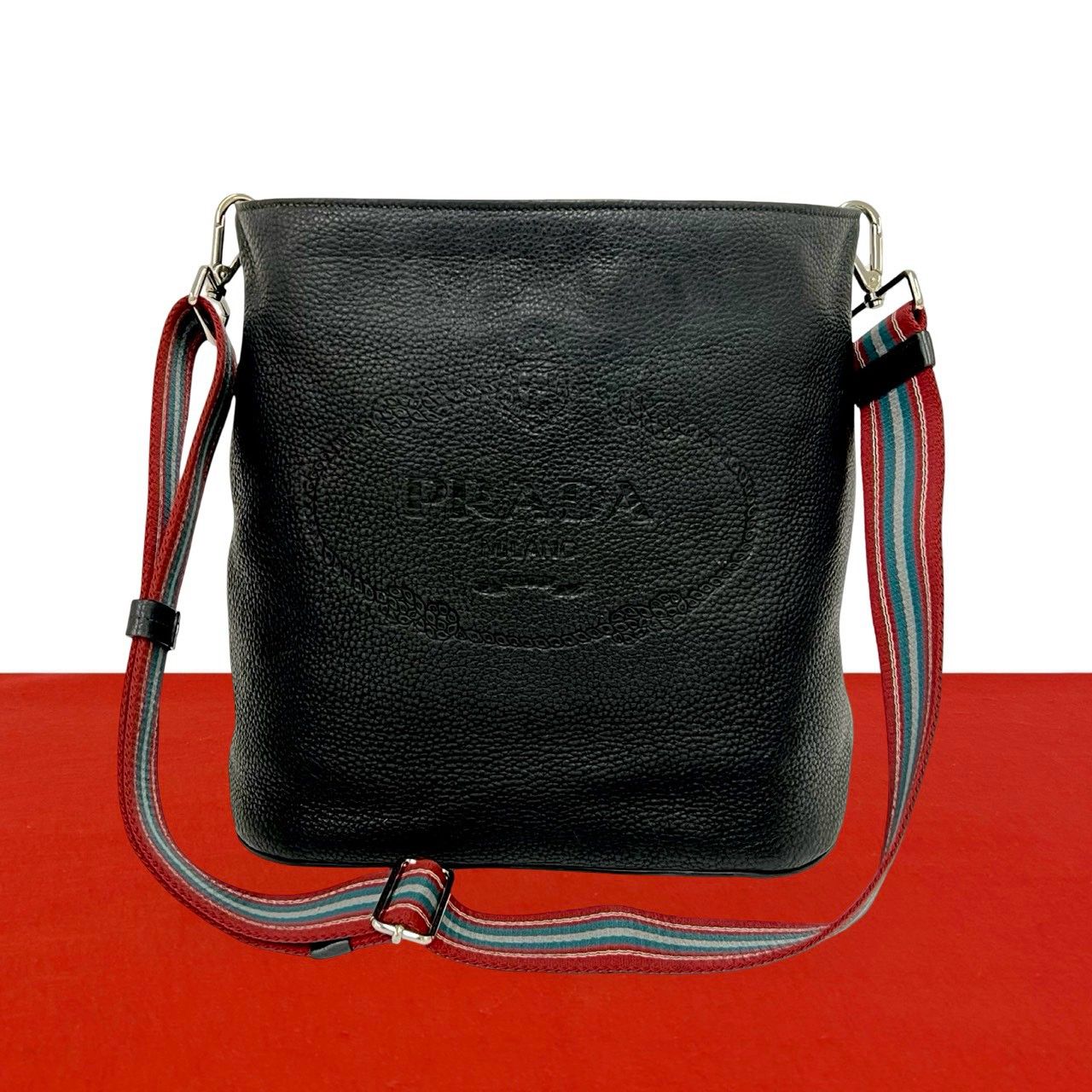   ブラック エンボス　ショルダーバッグ　ロゴ型押し 極 美品 希少品 PRADA プラダ ロゴ エンボス 型押し レザー 本革