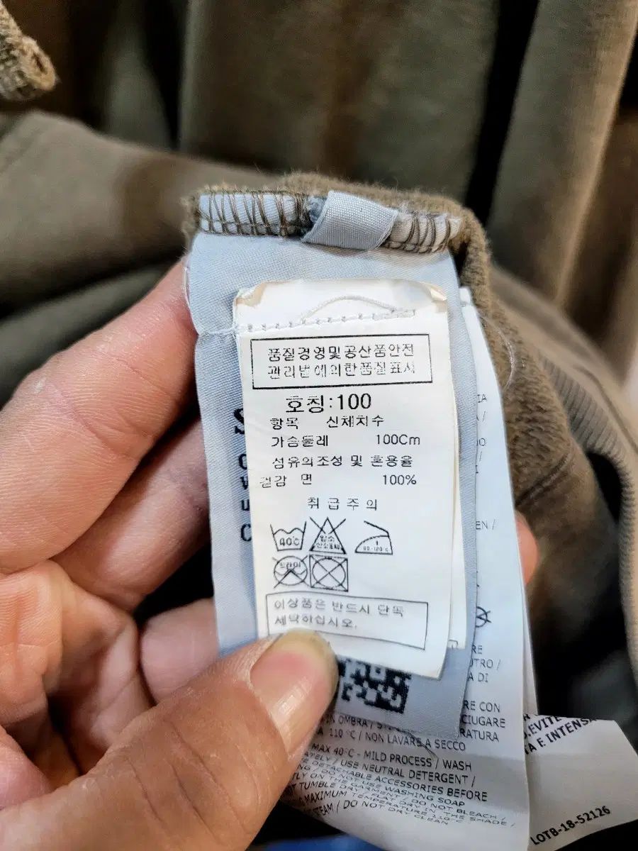 https://assets.mercari-shops-static.com/-/large/plain/2JXzpJLidUjBQt9LYhbaAy.webp@jpg