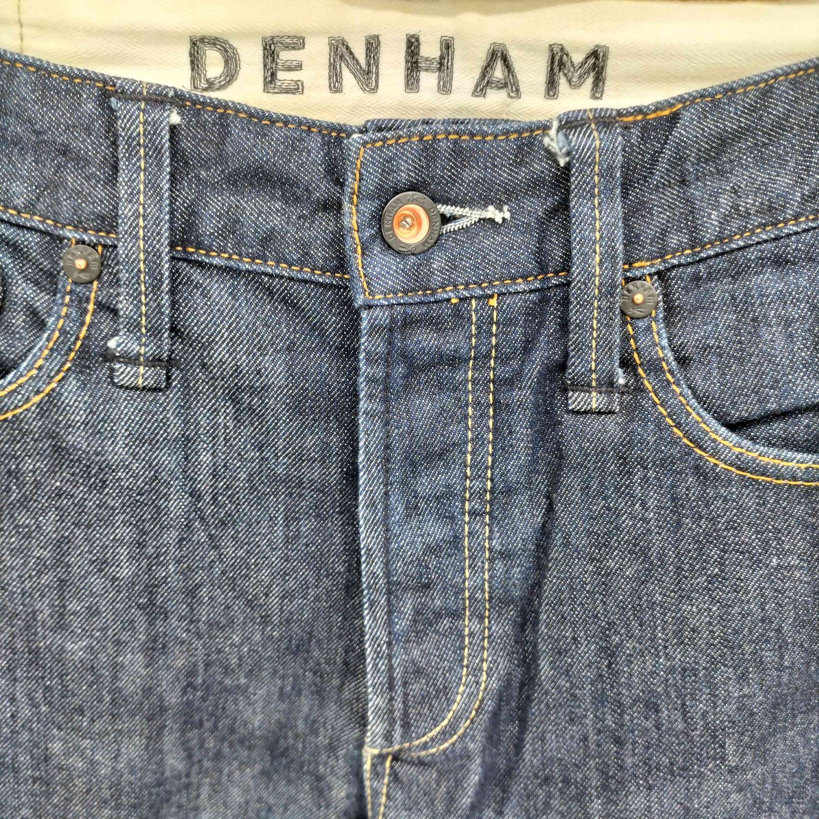 デンハム DENHAM レザーパッチ ボタンフライ インディゴ デニムパンツ 