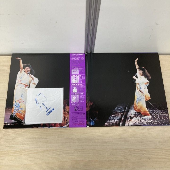 △01)【1点限り!】【サイン付きハンカチ・写真集・帯付き】都はるみ
