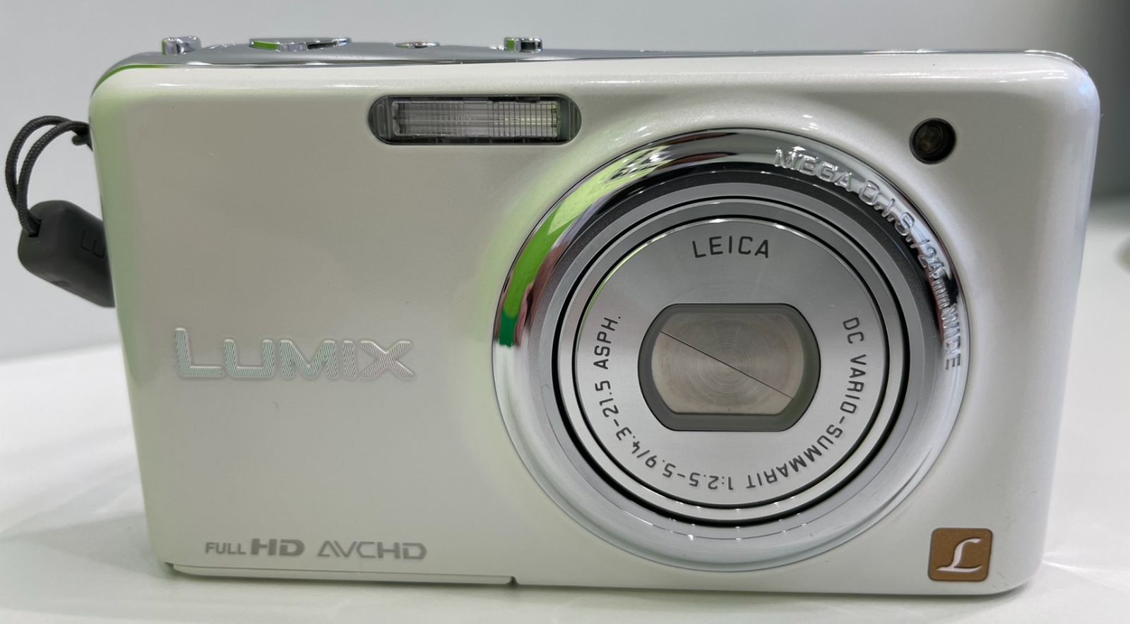 草】動作確認済! Panasonic LUMIX DMC-FX77-W ホワイト デジカメ