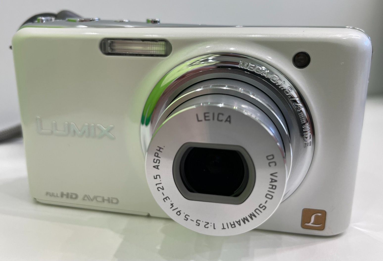 草】動作確認済! Panasonic LUMIX DMC-FX77-W ホワイト デジカメ