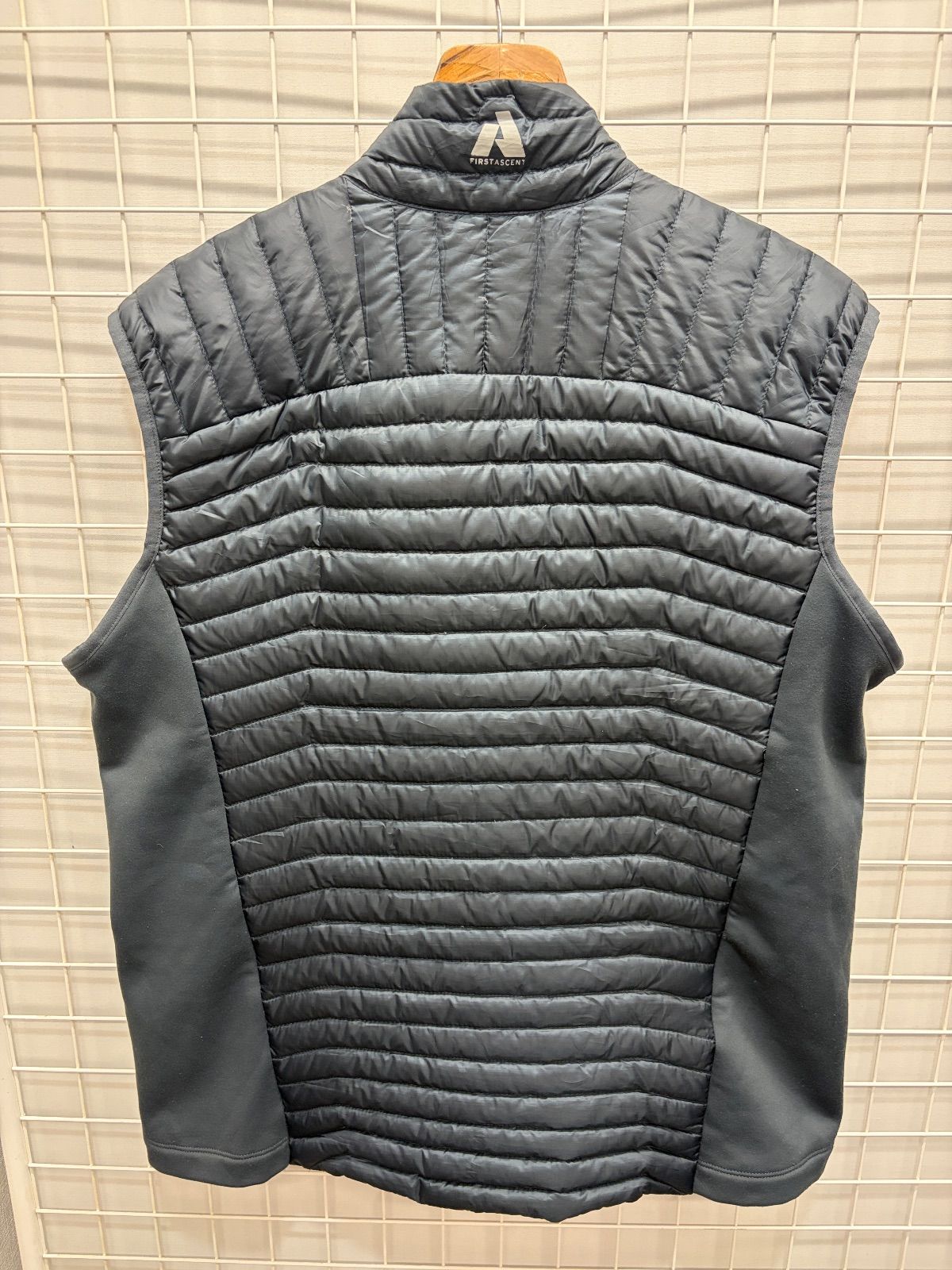 https://assets.mercari-shops-static.com/-/large/plain/2JY3i9t7U3b7dn3X9fTfxS.jpg@jpg