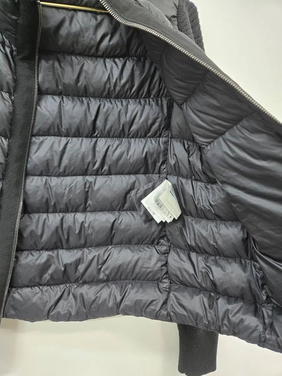 https://assets.mercari-shops-static.com/-/large/plain/2JY5bueZ5ff37KN2dCBFXM.webp@jpg