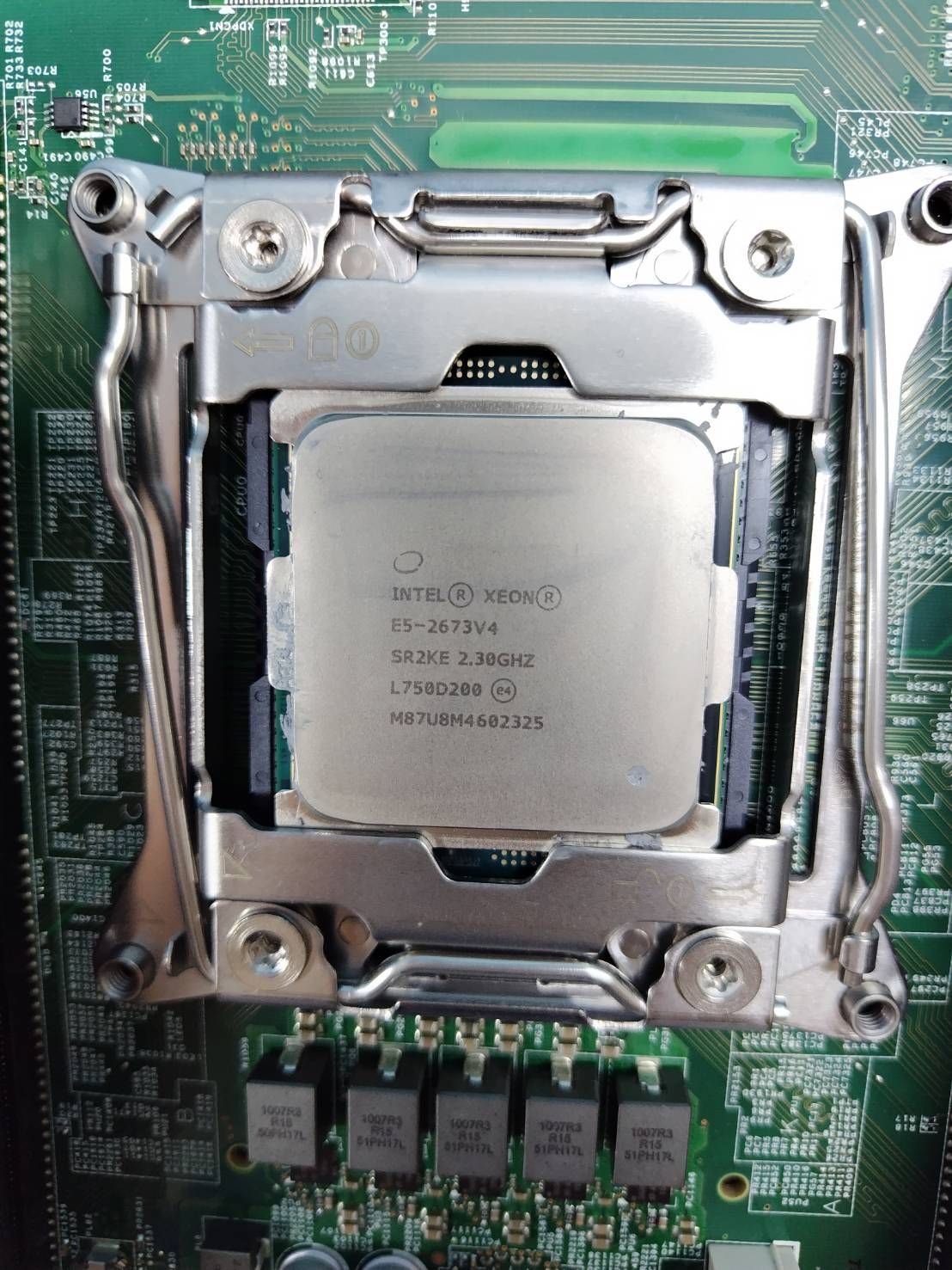 マザーシリーズ(13) ジャンク】サーバー用マザーボード Intel Xeon E5-2673V4/SR2KE 2.30