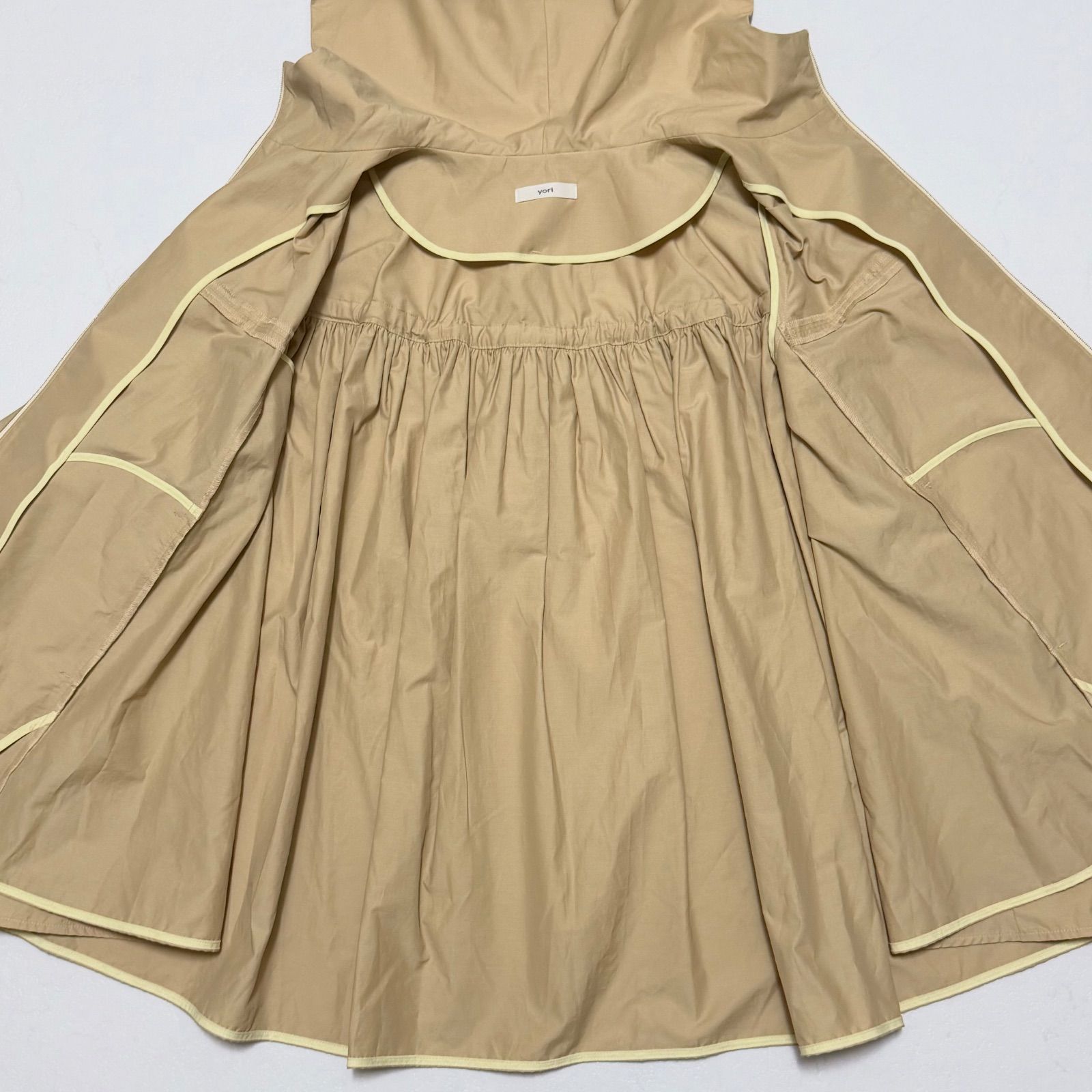 美品】yori ヨリ バックギャザー撥水パーカー F ベージュ マウンテン