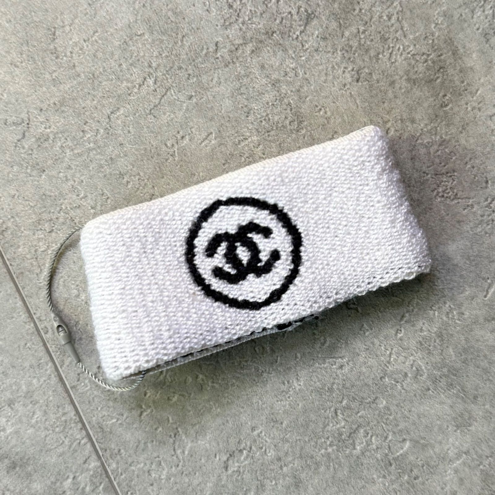 CHANEL シャネル ココマーク 刺繍 リストバンド ホワイト 白 収縮
