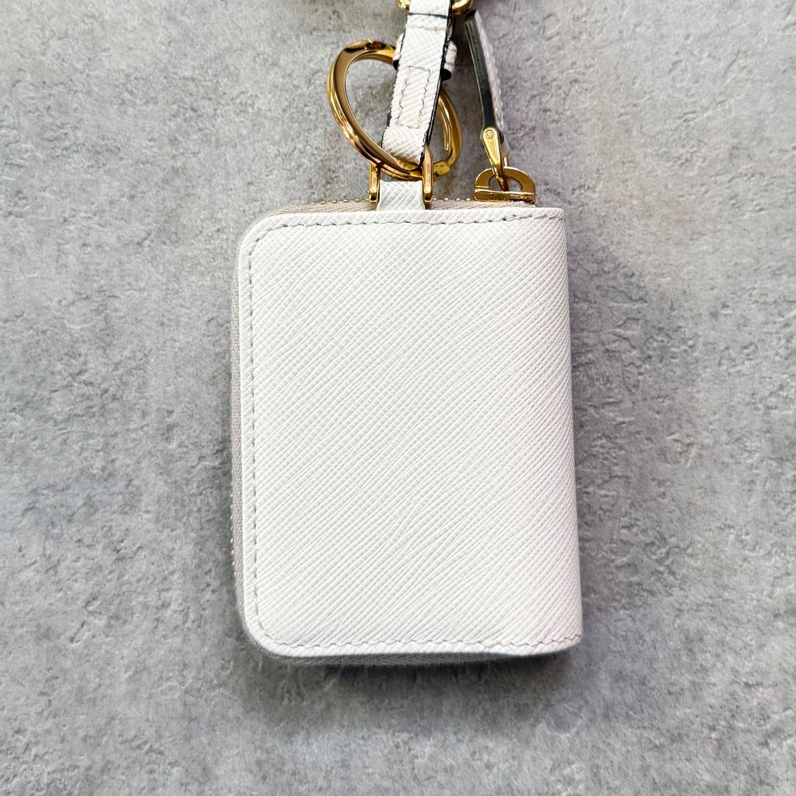【正規品】PRADA プラダ 三角プレート チャーム キーリング ホワイト 美品 PRADA プラダ サフィアーノレザー コインケース キーリング
