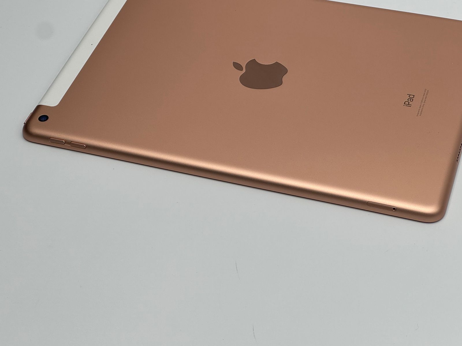 中古B】iPad 第8世代 32GB ゴールド wifi+Cellular SIMフリー 白ロム