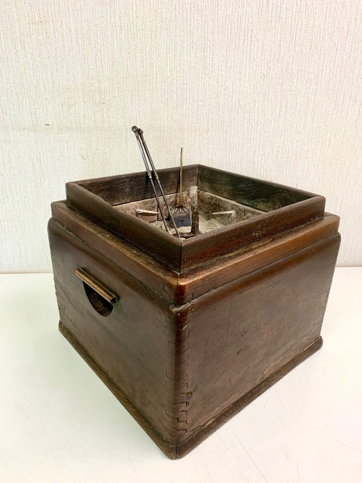 フォロー割対象商品】角火鉢 五徳・灰ならし・火箸・灰付き 昭和レトロ