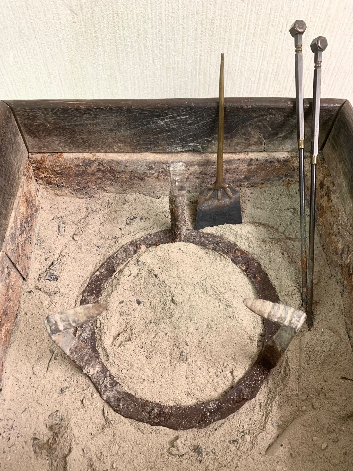 フォロー割対象商品】角火鉢 五徳・灰ならし・火箸・灰付き 昭和レトロ