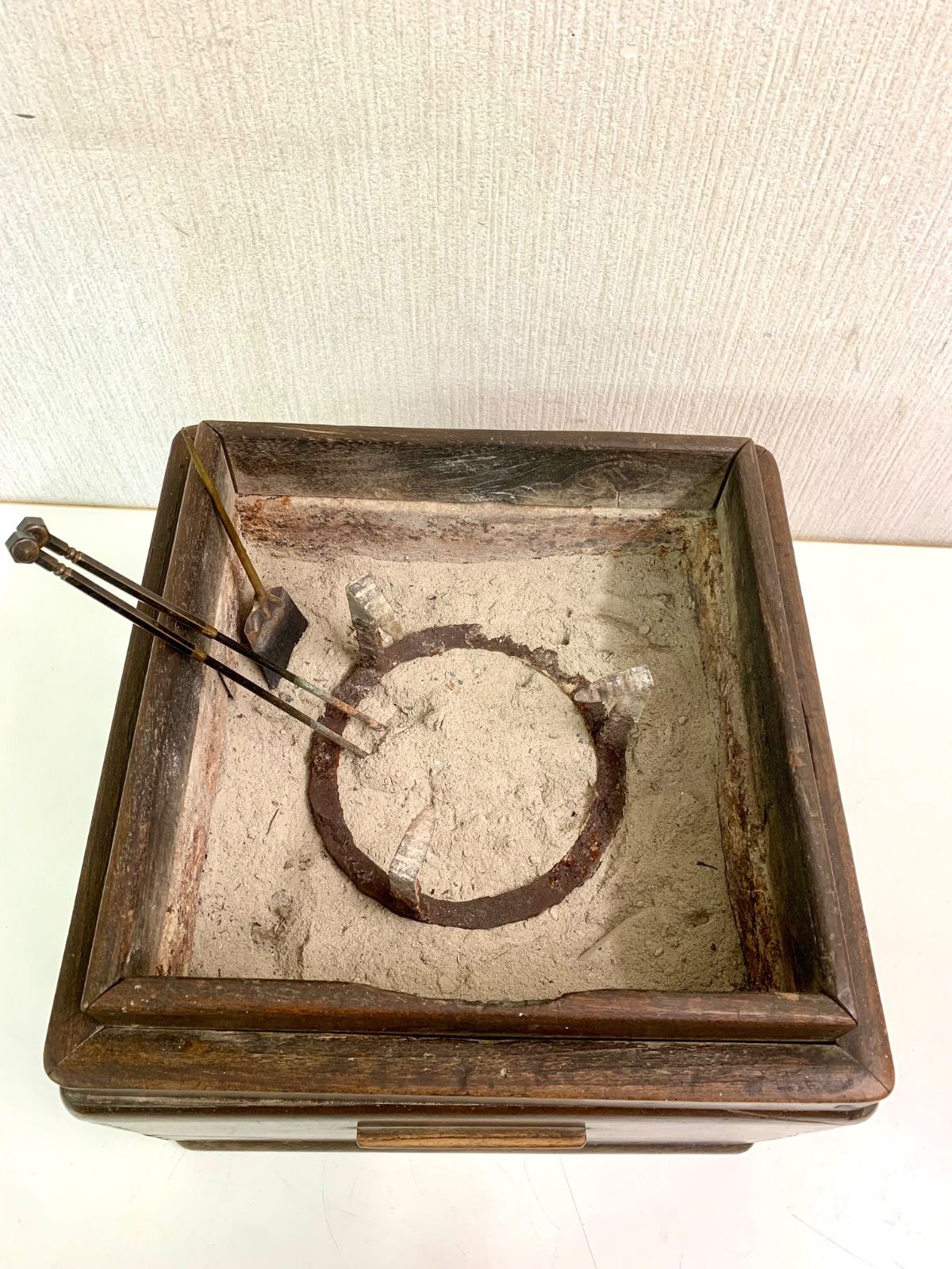 フォロー割対象商品】角火鉢 五徳・灰ならし・火箸・灰付き 昭和レトロ