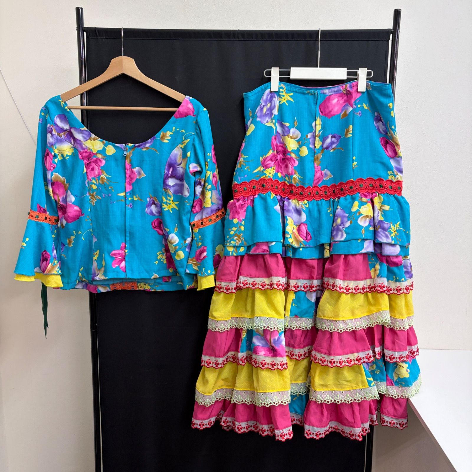 【美品】#フラメンコ　#衣装　#ツーピース　#ダンス　#セットアップ　#花柄 フラメンコ衣装 セットアップ ツーピース 水色 カラフル 花柄 フリル