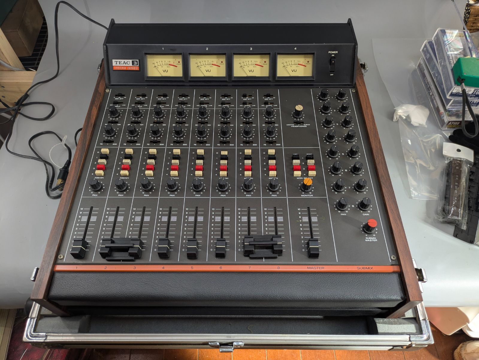 TEAC Model 3 アナログミキサー 本体 TEAC ティアック Model 3 TASCAM SERIES アナログミキサー 8ch 4バス