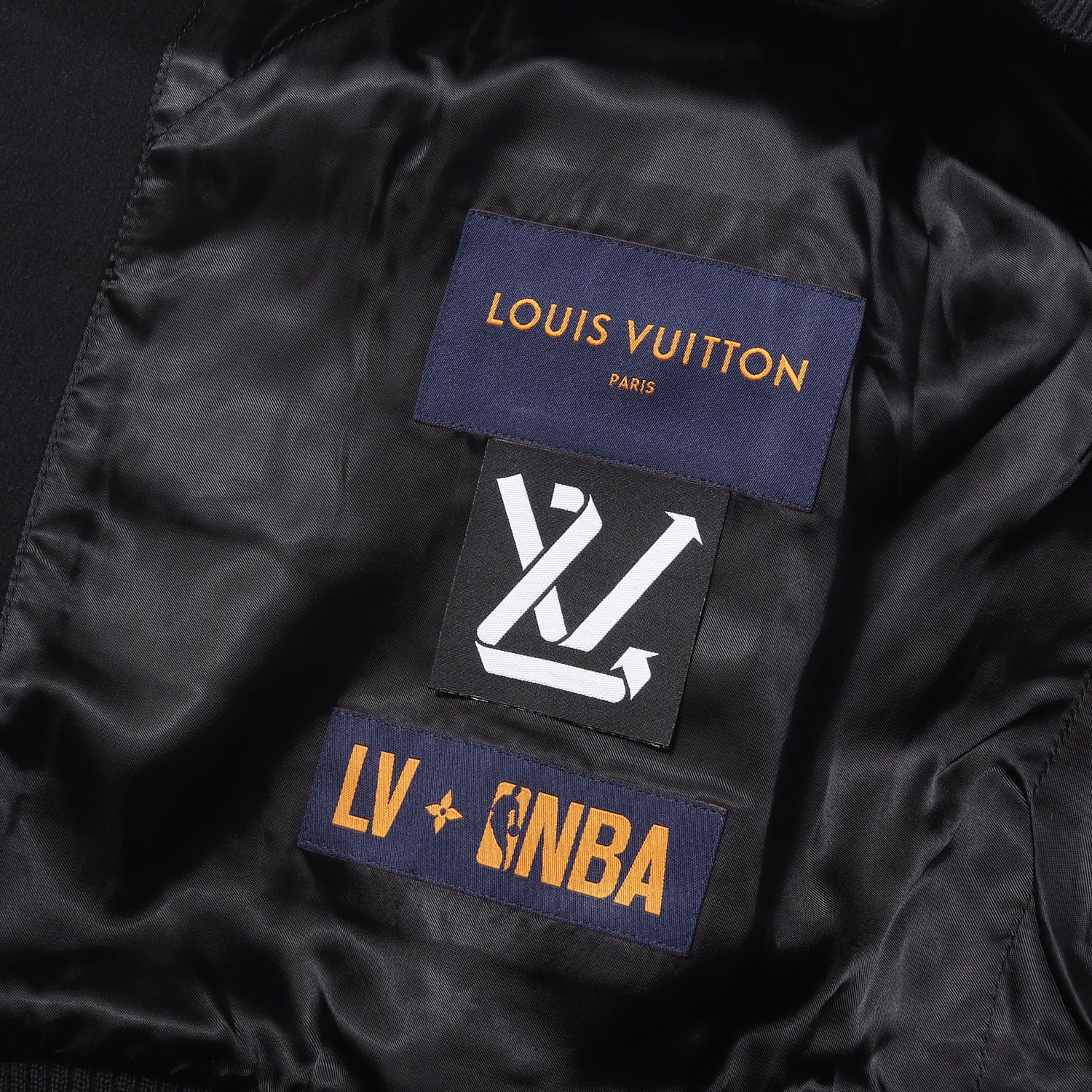 【美品】LOUIS VUITTON ルイヴィトン ジャケット ブラック 黒 46 21SS NBA ロゴ エンボス バーシティ ジャケット Louis Vuitton x NBA Leather Basketball Jacket フランス製【中古】
