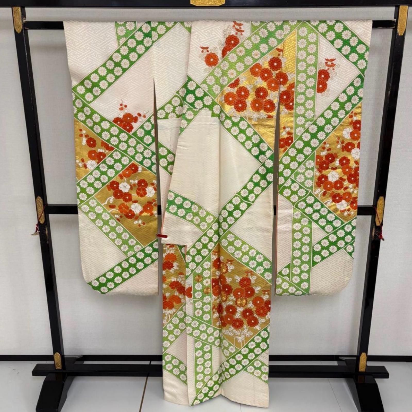 振袖 金駒刺繍 菊 紗綾形の地模様 一つ紋 比翼付き 正絹 N-1108 - メルカリ