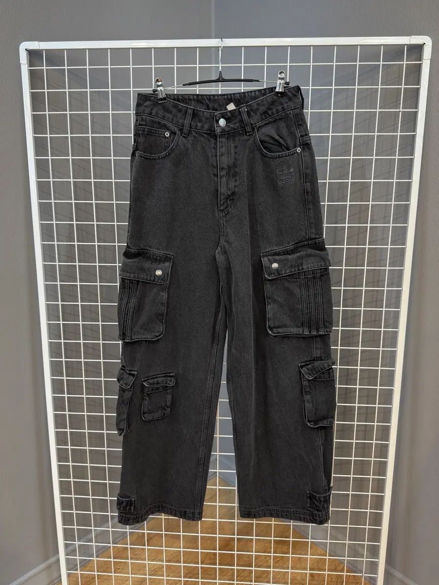 アディダス マルチポケット デニム カーゴパンツ 22,359円