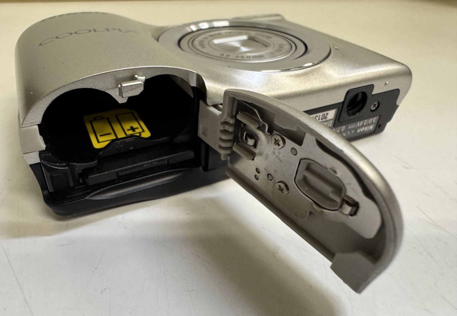 Nikon COOLPIX A10 シルバー 乾電池式コンパクトデジタルカメラ - メルカリ