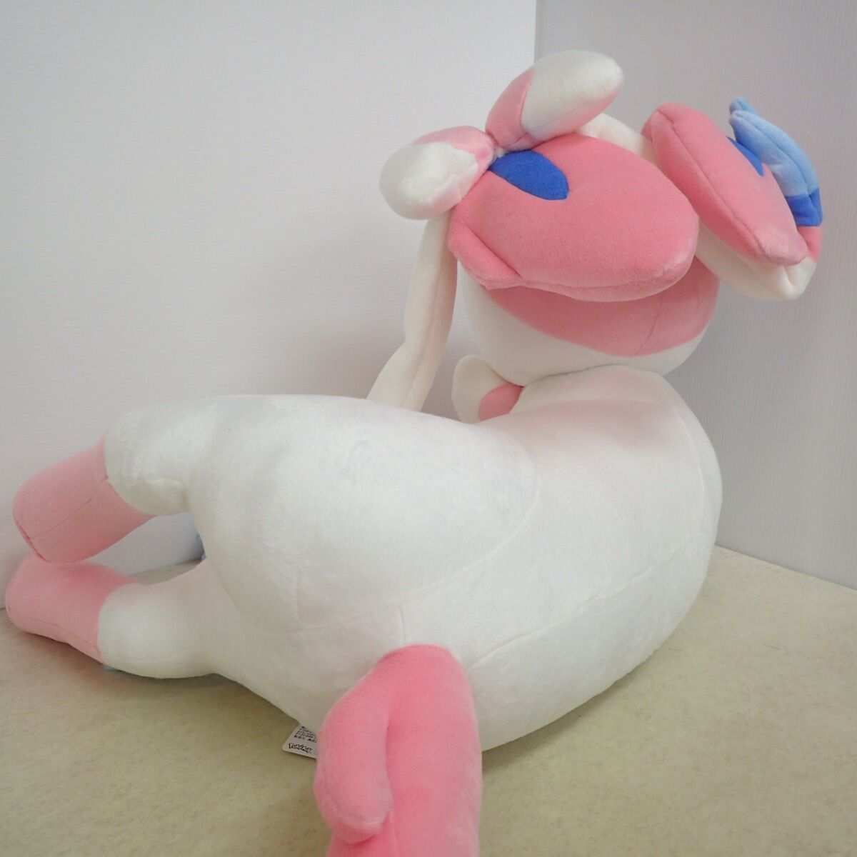 ポケモンセンター ぬいぐるみ 等身大ニンフィア 寝そべり 紙タグ付き