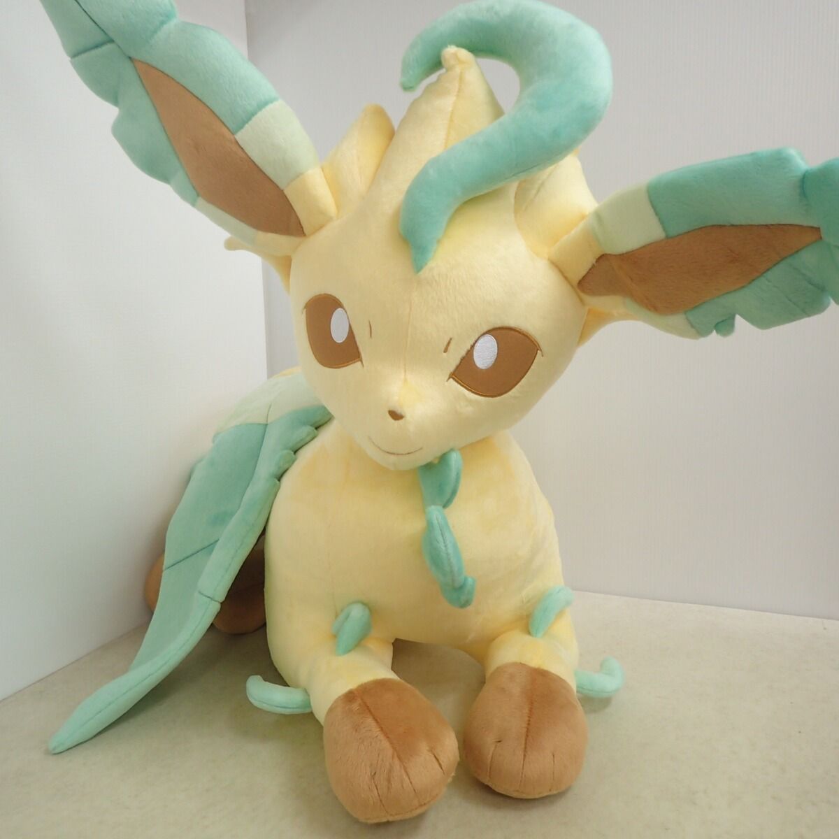 ポケモンセンター ぬいぐるみ 等身大リーフィア 寝そべり 紙タグ付き