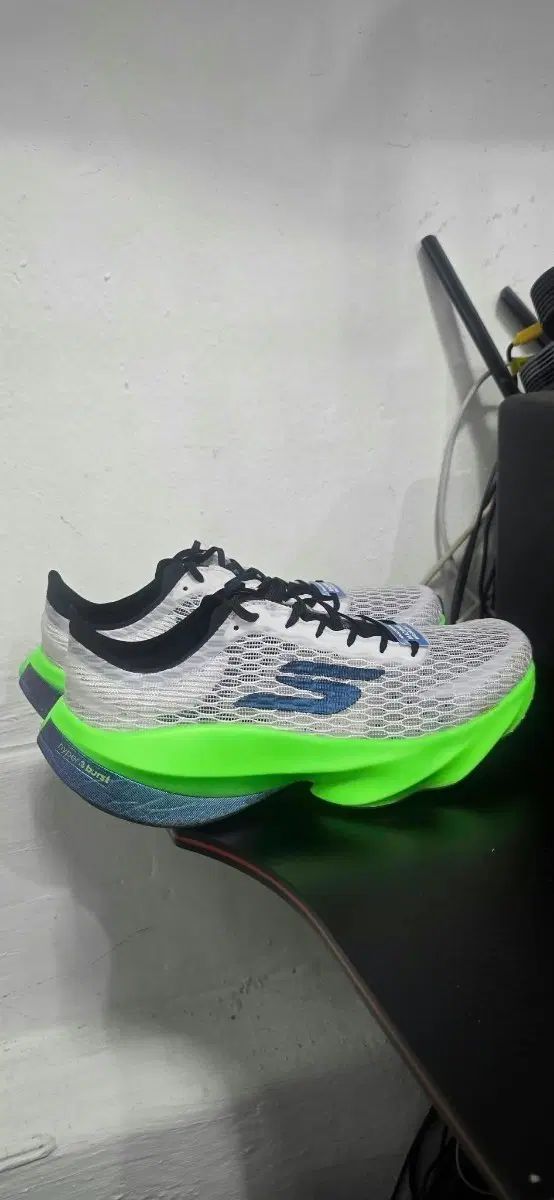 SKECHERS エアロテンポ スニーカー 260 11,631円