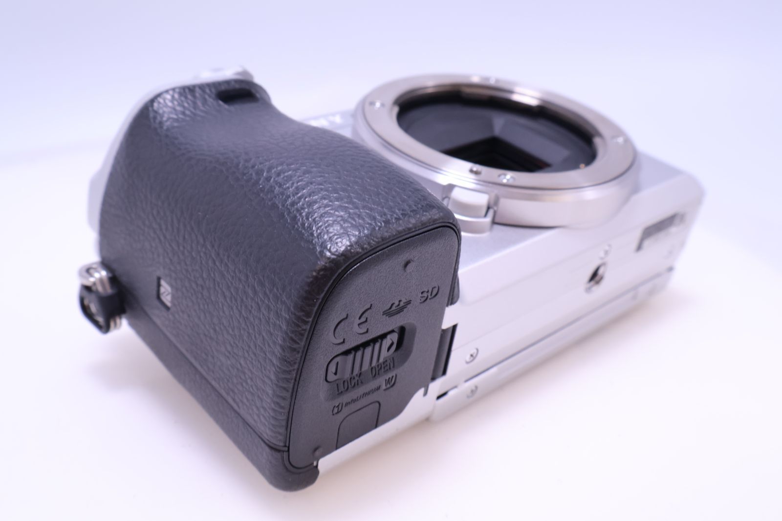 1,117回 ほぼ新品】SONY α6400 ボディ シルバー ILCE-6400 S (ソニー