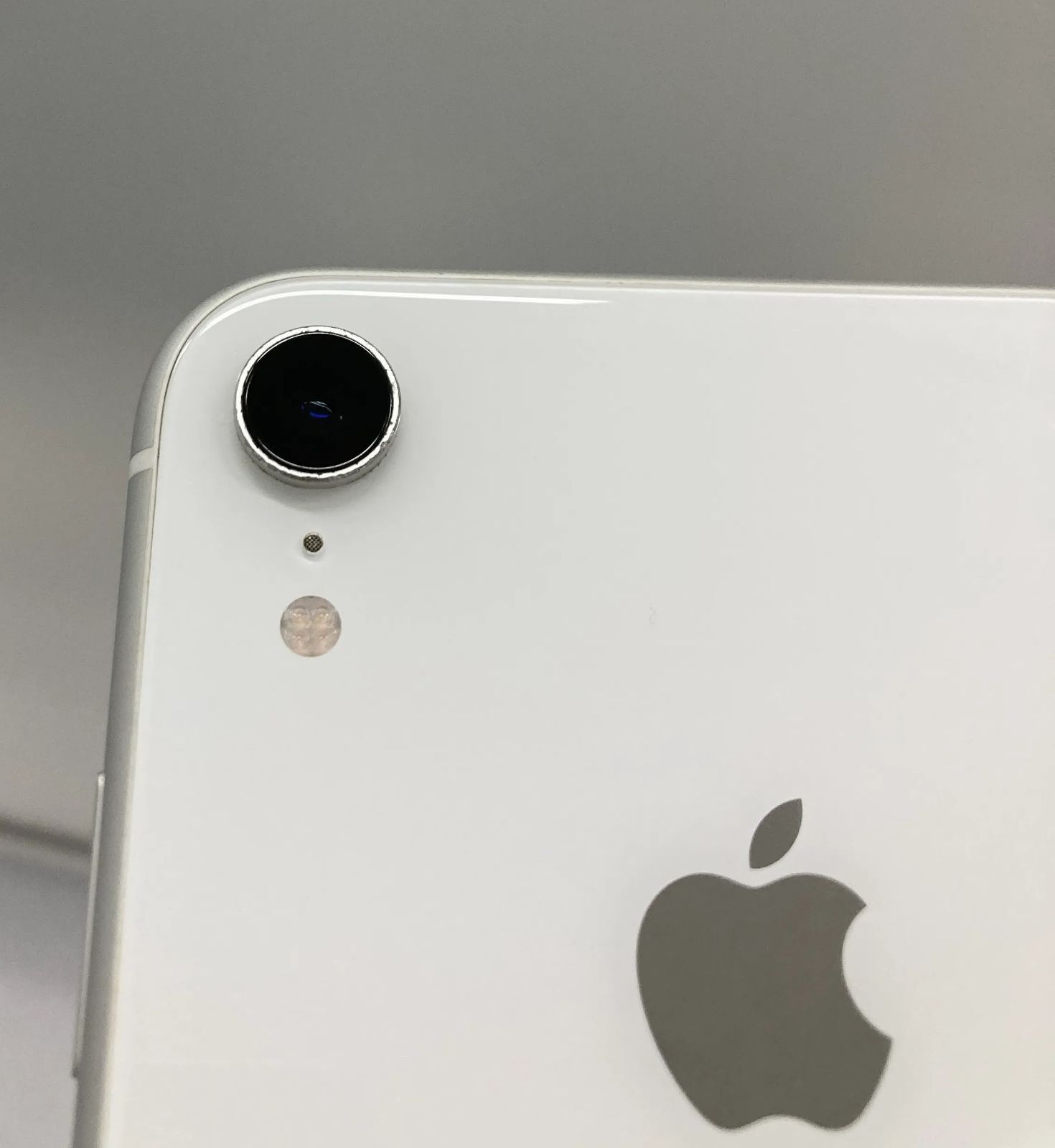 iPhone XR 128GB ホワイト SIMフリー バッテリー100％ NW制限〇 - メルカリ