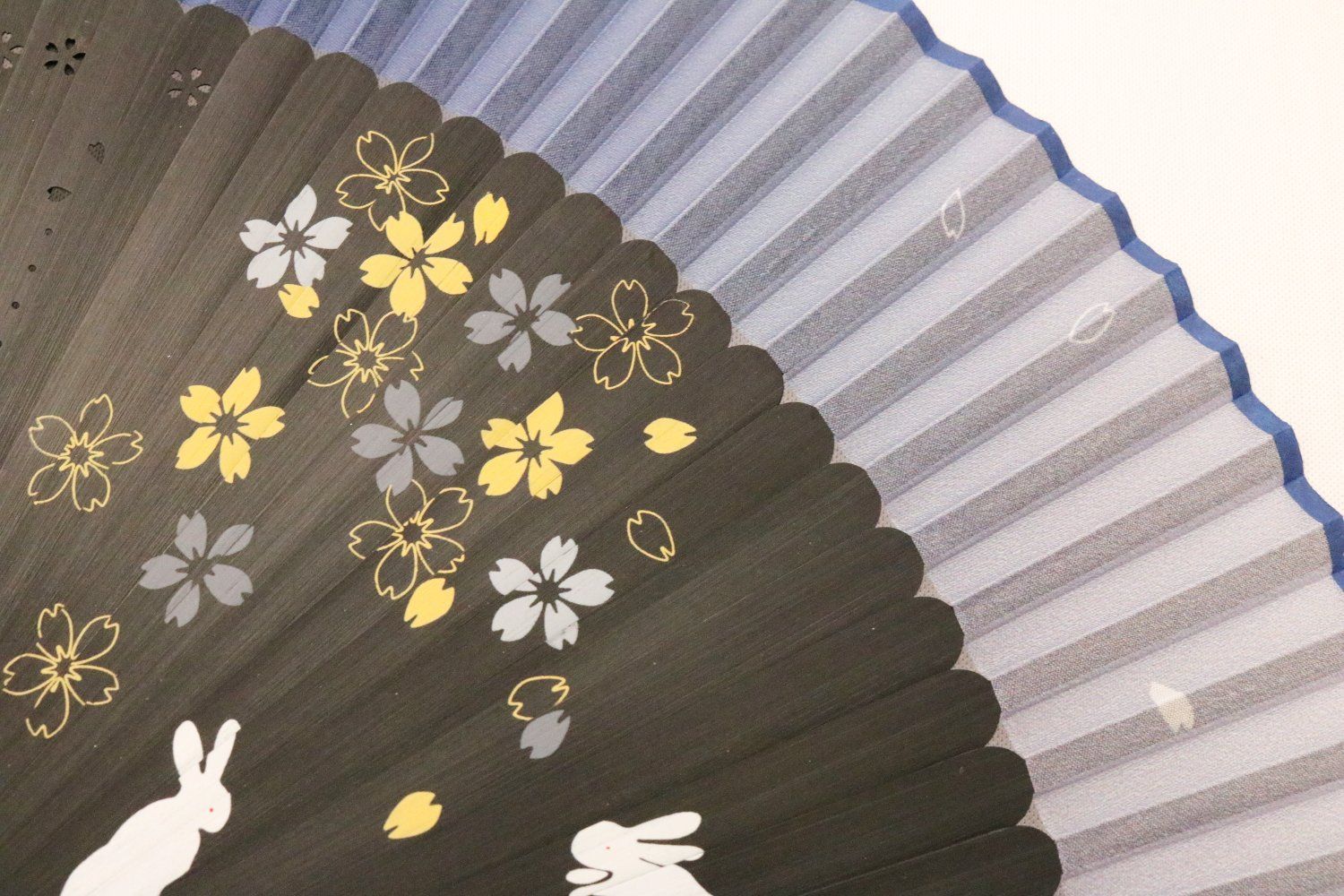  161301 ブルーブラック うさぎと桜 扇子 旭王 まつみ工芸 和装小物 着物 セレモニードレス