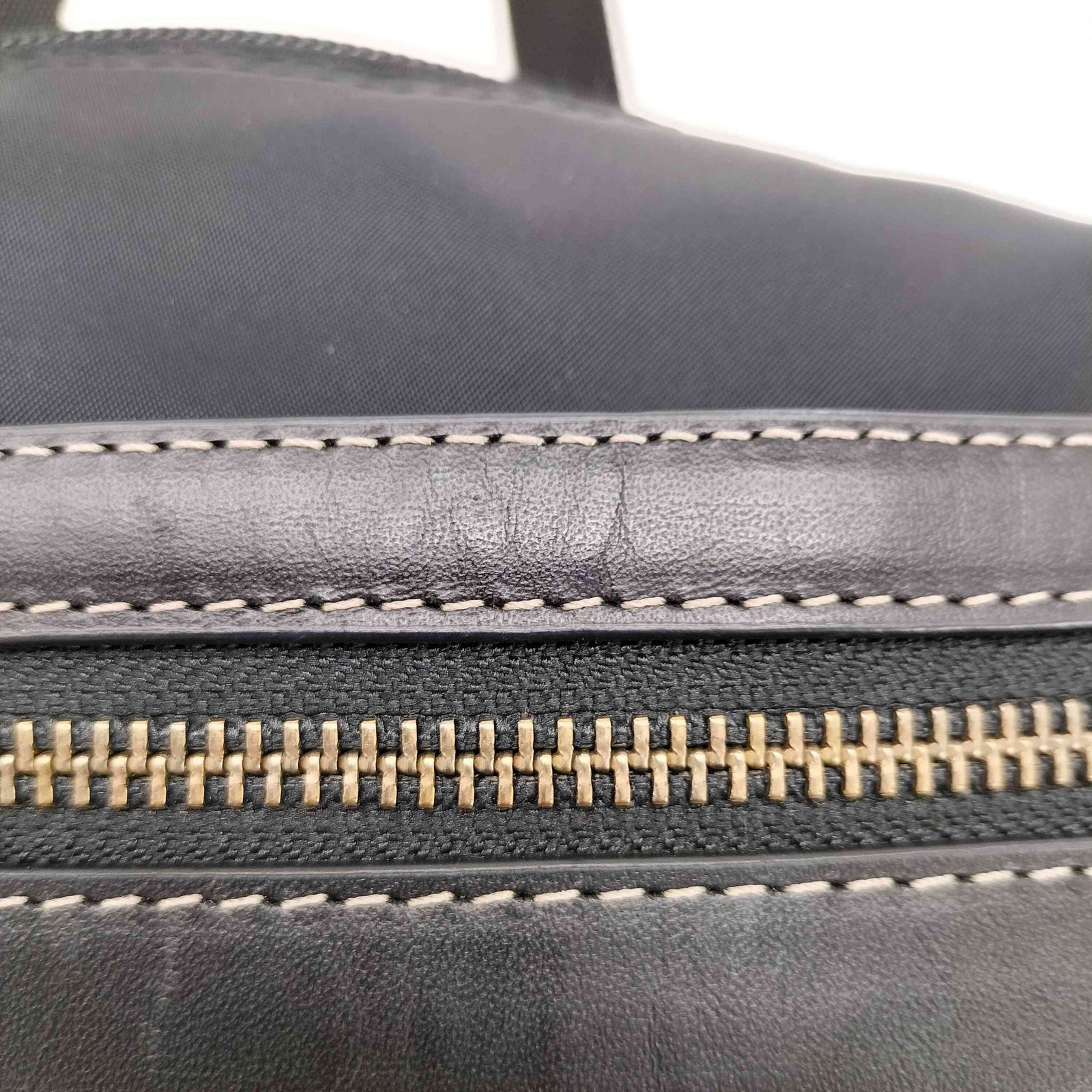 新品 アニエスベー【agnes b. VOYAGE】ロゴ型押し ウォッシュドレザー 牛革 ショルダーバッグ 黒/男女兼用 アニエスベー ボヤージュ HW11-01 二つ折り財布 本革 agnes  レディース メンズ ユニセックス ミニ財布 フラップ型  小銭入れ付き ロゴ型押し ギフト プレゼント 誕生日祝い ラッピング無料 正規品 ブランド財布 | コレカラスタイル