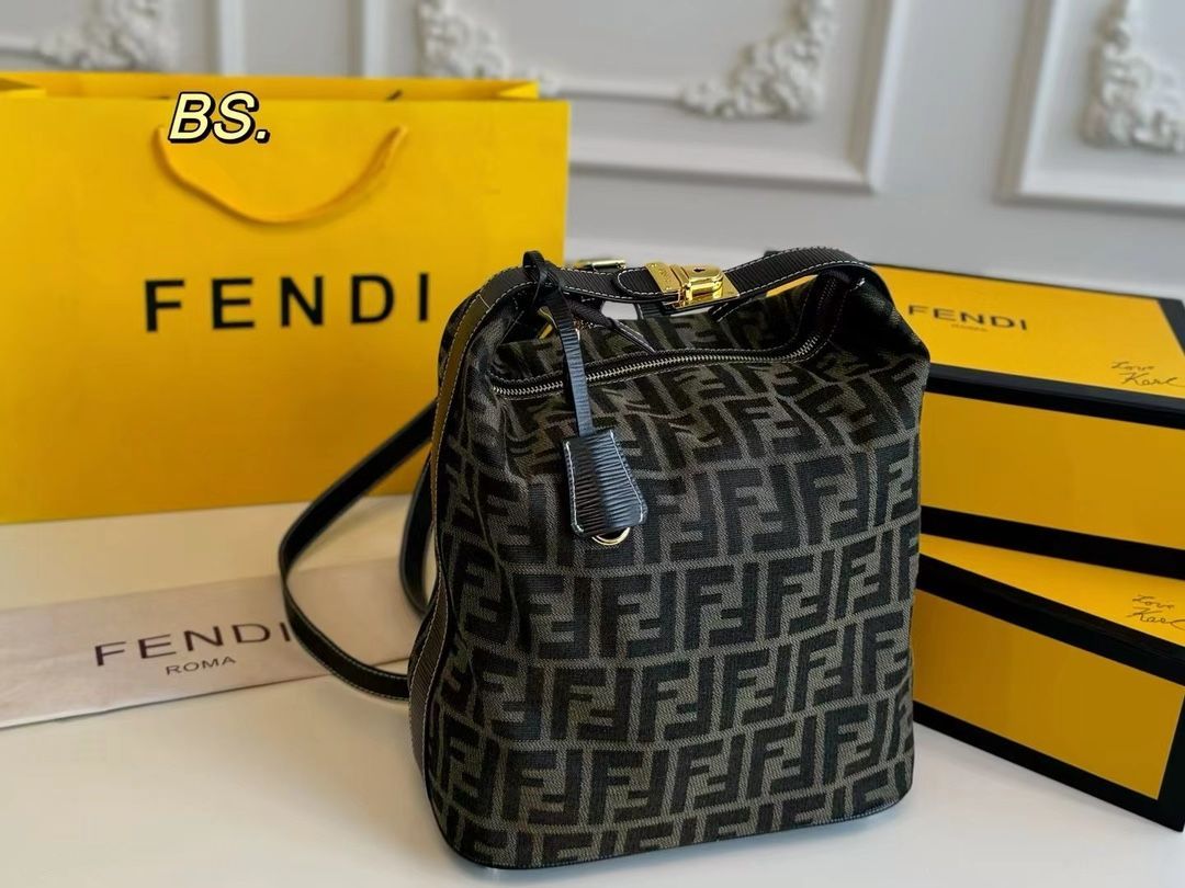 FENDI バッグ P 1240（配箱） size：27×31 FENDIフェンディの新作フラワー