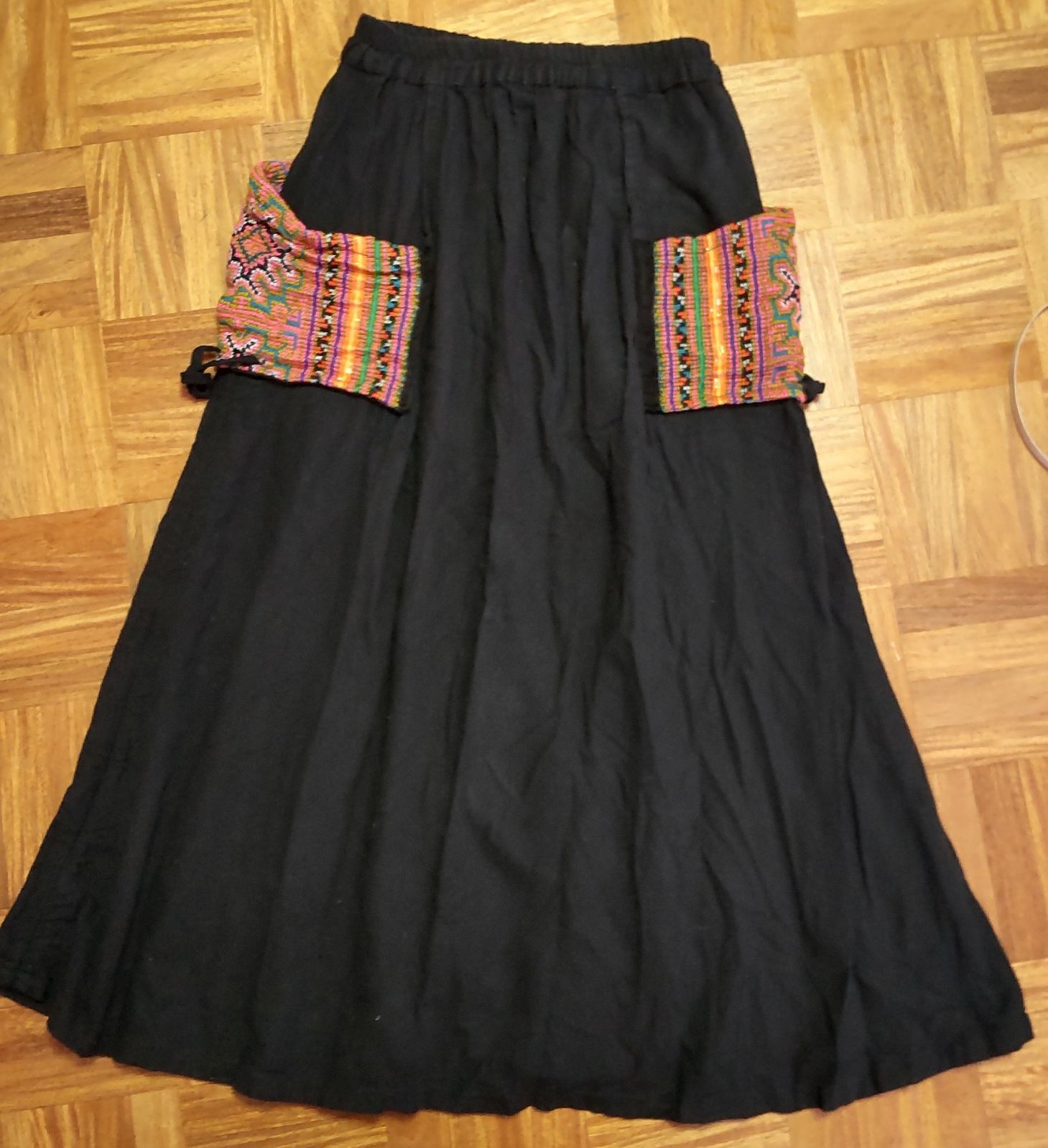 モン族 ロングスカート ブラック 手刺繍 - メルカリ 